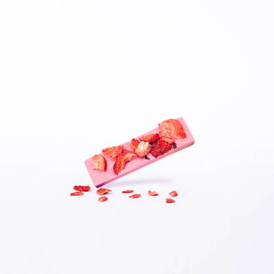 Batonik z prawdziwej belgijskiej czekolady - rubinowy z truskawkami