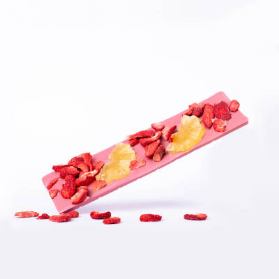 Tabliczka prawdziwej belgijskiej czekolady - rubinowa z truskawkami i ananasem
